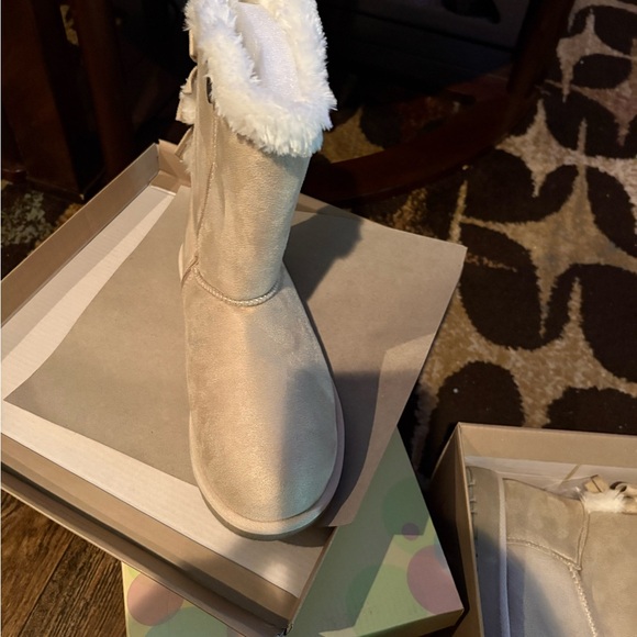 Cozy Tan Ankle Boots with Fur Trim - Picture 2 of 4